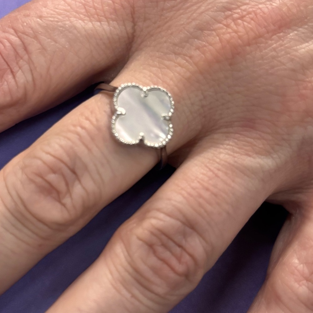 Elegant Silver Clover mother of pearl ring